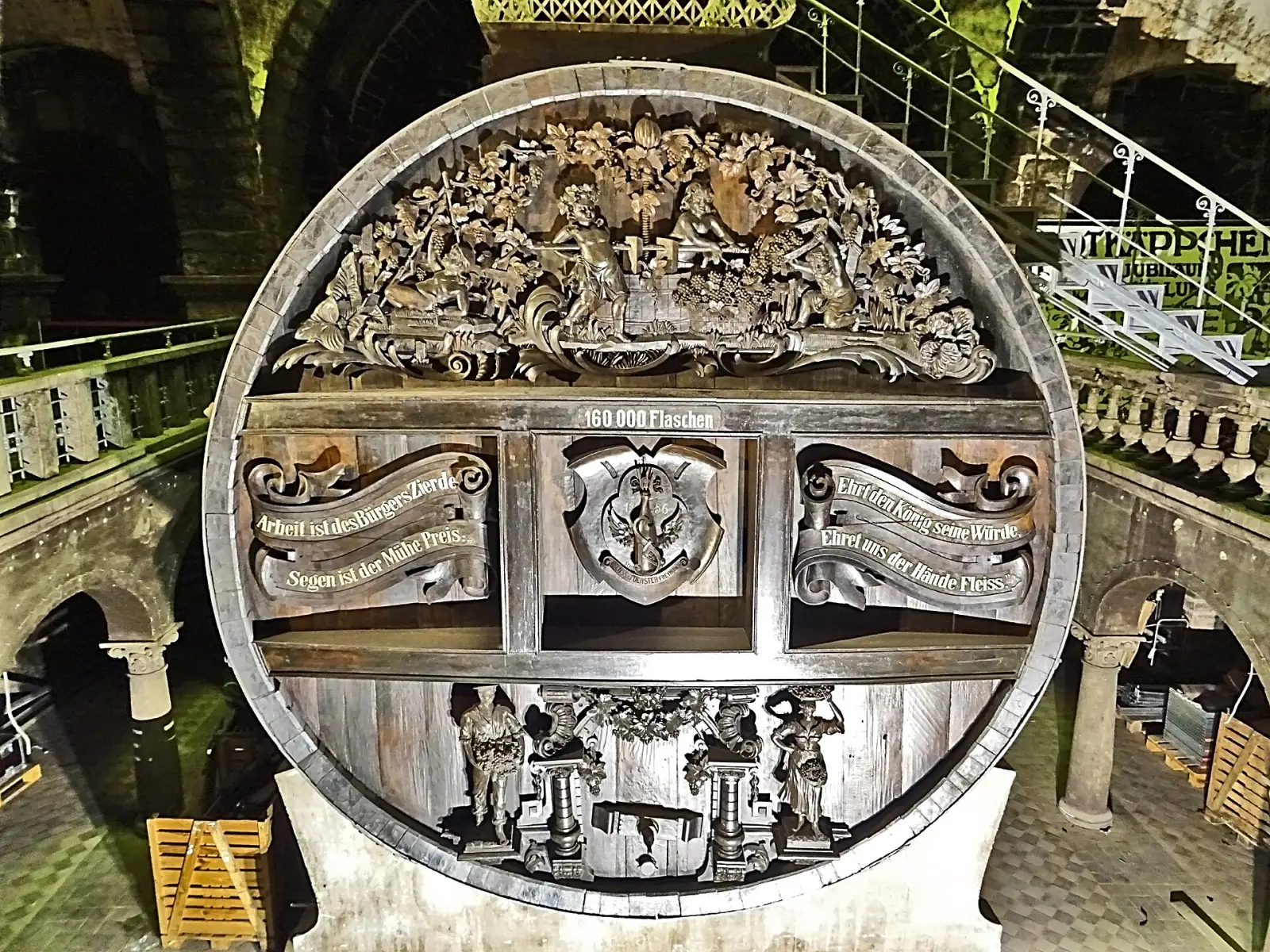 Geschnitztes Cuvéefass von 1896 im Domkeller der Rotkäppchen Sektkellerei in Freyburg